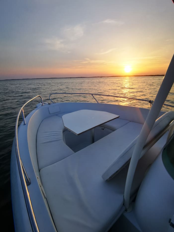 Sea, Love & Sun: A full day of emotions on a motorboat