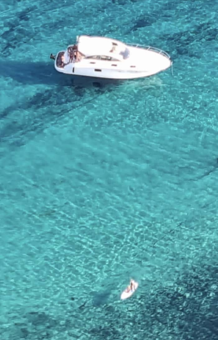 America’s Cup Erlebnis
Während der Regattatage können Sie:

Die Regatten direkt vom Meer aus verfolgen
Die einzigartige Atmosphäre des America’s Cup abseits der Massen erleben
Rennen, Entspannung und Schwimmen im wunderschönen Wasser vor Cagliari verbinden
Einen Aperitif an Bord mit Blick auf die Regattastrecke genießen

Ein exklusives und unvergessliches Erlebnis