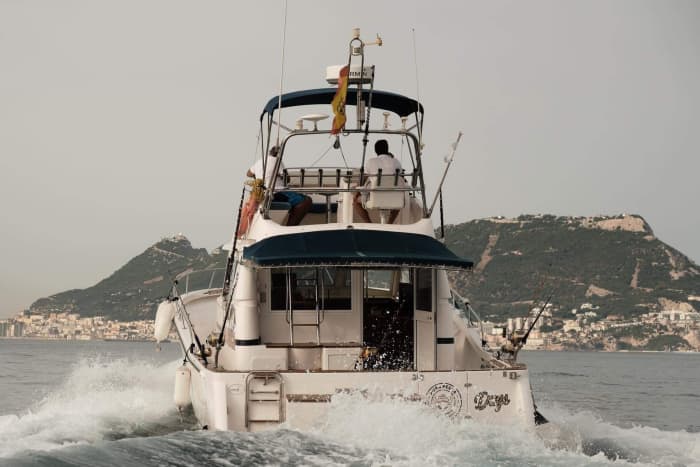 Een privé-motorboot voor een dag rond Algeciras.