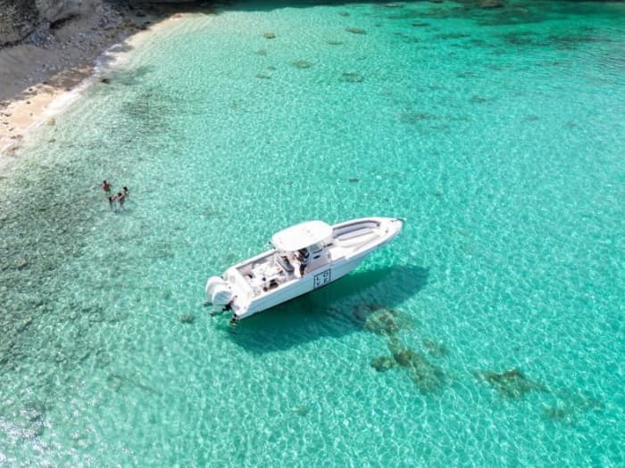Eines Tages in Anse Marcel mit einem Motorboot