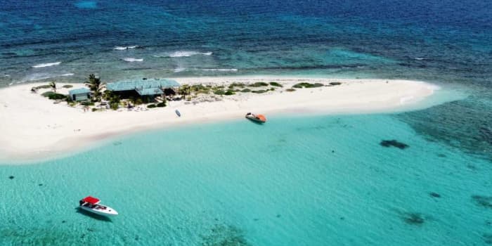 Eines Tages in Anse Marcel mit einem Motorboot