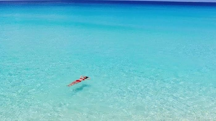 Eines Tages in Anse Marcel mit einem Motorboot