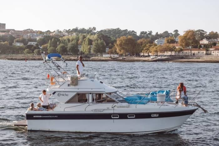 Rilassatevi su uno yacht per un tour di 2 ore della magnifica città di Porto.