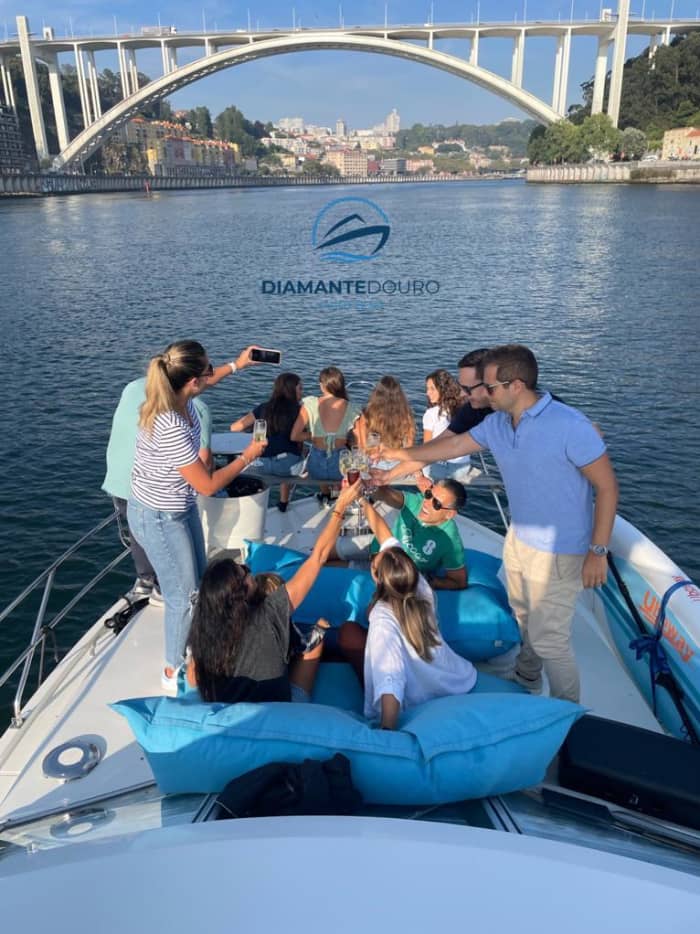 Rilassatevi su uno yacht per un tour di 2 ore della magnifica città di Porto.