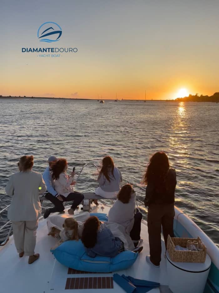 Rilassatevi su uno yacht per un tour di 2 ore della magnifica città di Porto.