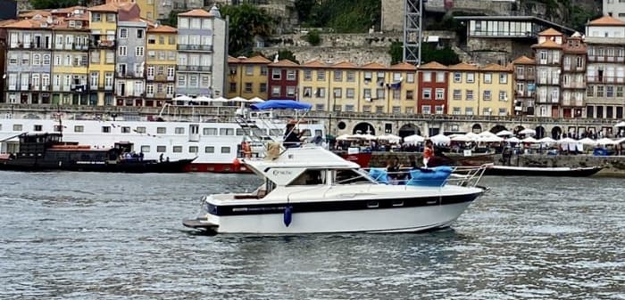 Rilassatevi su uno yacht per un tour di 2 ore della magnifica città di Porto.