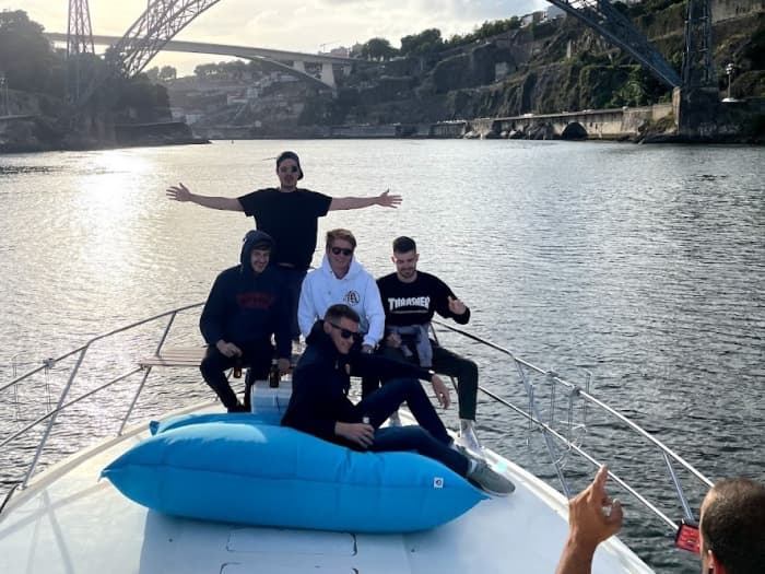 Rilassatevi su uno yacht per un tour di 2 ore della magnifica città di Porto.