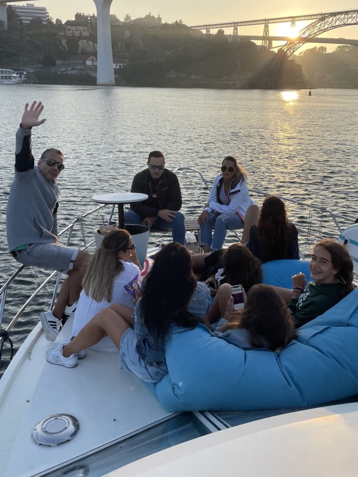 Rilassatevi su uno yacht per un tour di 2 ore della magnifica città di Porto.
