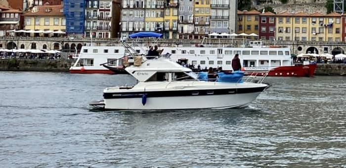 Rilassatevi su uno yacht per un tour di 2 ore della magnifica città di Porto.