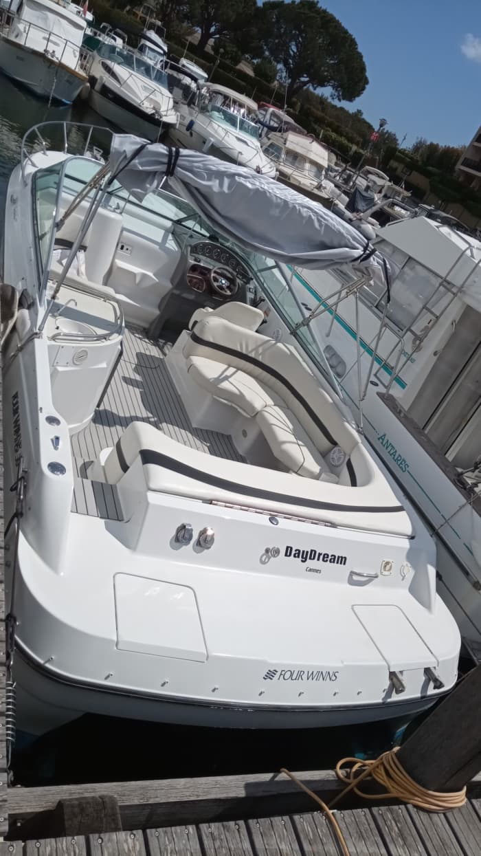 Erkunden Sie Cannes vom Boot aus: Ein ganzer Tag auf dem Wasser an Bord eines Motorboots