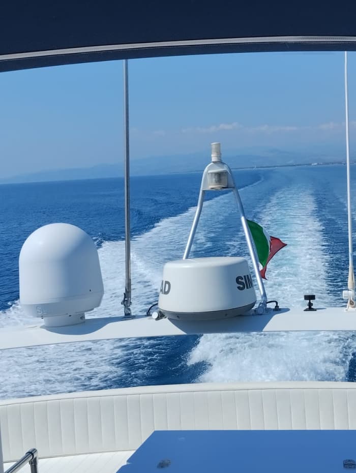 Njut av solen och havet med en 9-timmars båttur till de pittoreska kusterna i Basilicata och Kalabrien, med avgång från hamnen i Policoro (Matera).