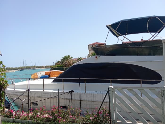 Geniet van de zon en de zee tijdens een 9 uur durende boottocht naar de pittoreske kusten van Basilicata en Calabrië, vertrekkend vanuit de haven van Policoro (Matera).
