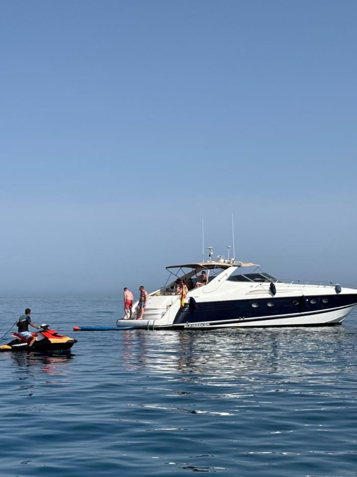 6-hour cruise on a 20-meter yacht