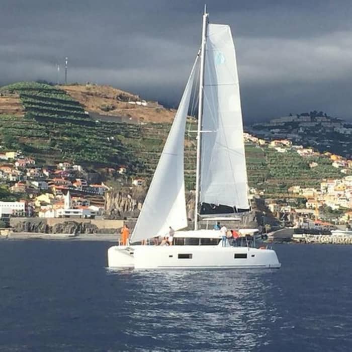 Odkryj Funchal i ciesz się całym dniem żeglowania katamaranem
