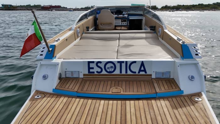 Escape from Venice: 3.5 hours of relaxation on a motorboat.