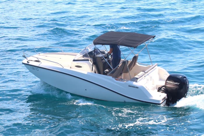 Entdecken Sie Vinišće auf einer 9-stündigen Motorbootfahrt.