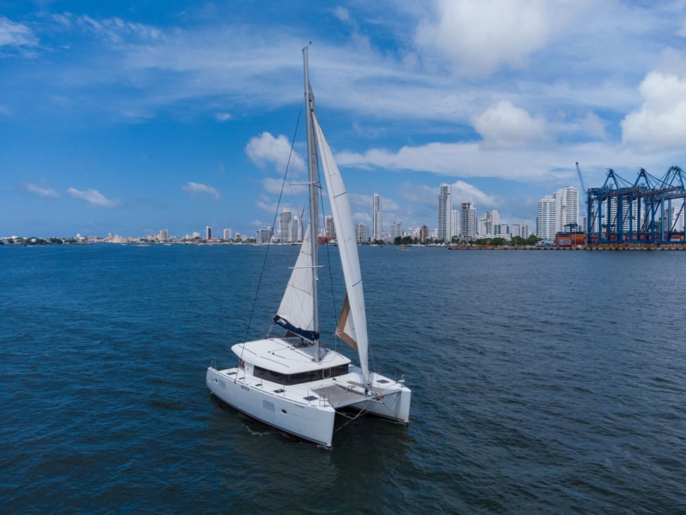 Passez 8 heures à naviguer autour de Carthagène en catamaran.