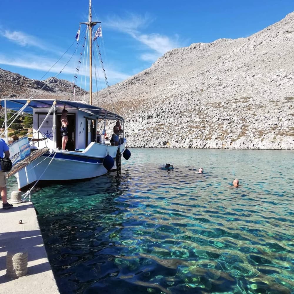 Offrez-vous le luxe d'Ano Symi avec une journée complète en goélette 4