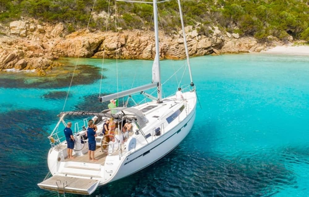 Embarquez pour un voyage empli de joie: une journée complète de navigation authentique dans l'archipel de La Maddalena à bord d'un magnifique bateau de 16 mètres.