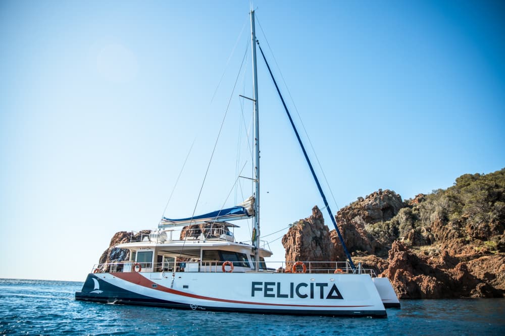 Naviguez avec élégance sur la Côte d'Azur – Excursion d'une journée en catamaran 2