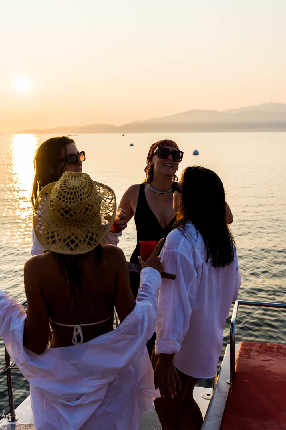 Escapade en catamaran au coucher du soleil des îles Sanguinaires dans le golfe d'Ajaccio 5