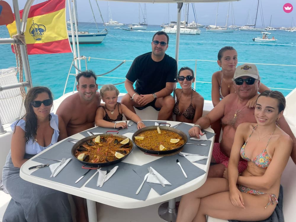 Location de catamaran à Es Vedrà, un charmant îlot au large de la côte ouest d'Ibiza. 2