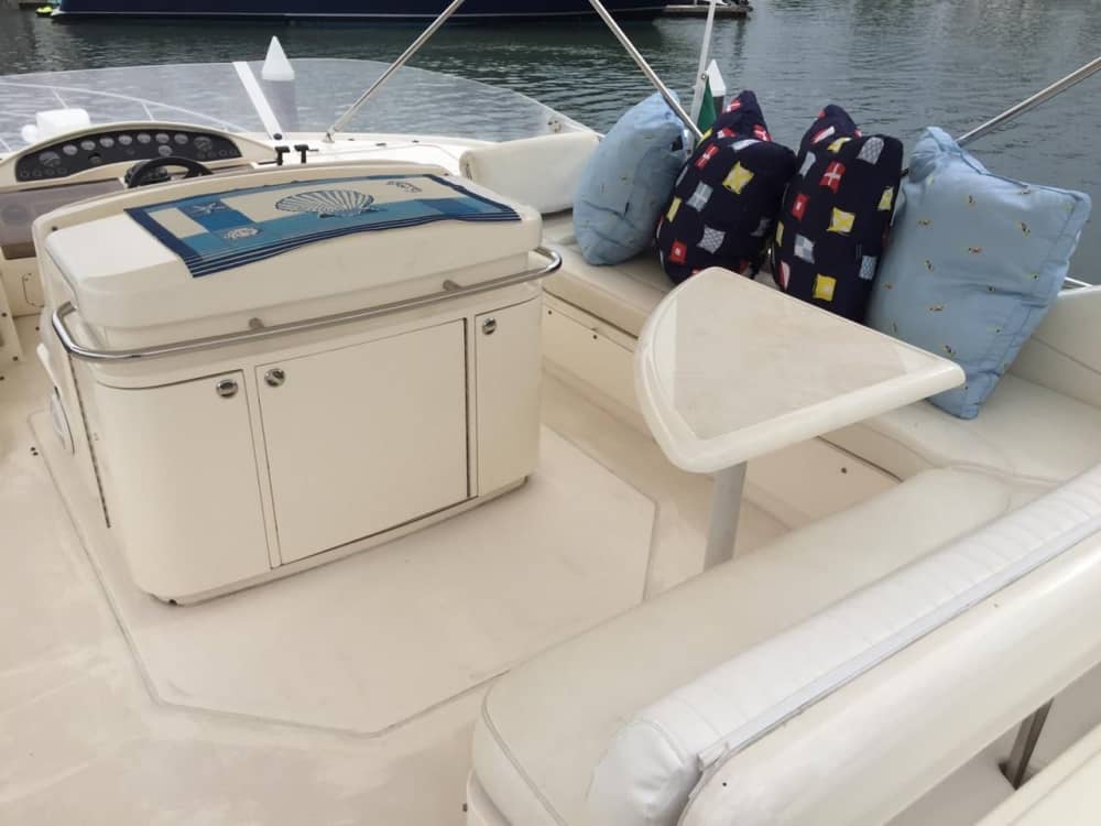 Mer, amour et soleil: une journée riche en émotions à bord d'un yacht à moteur 4