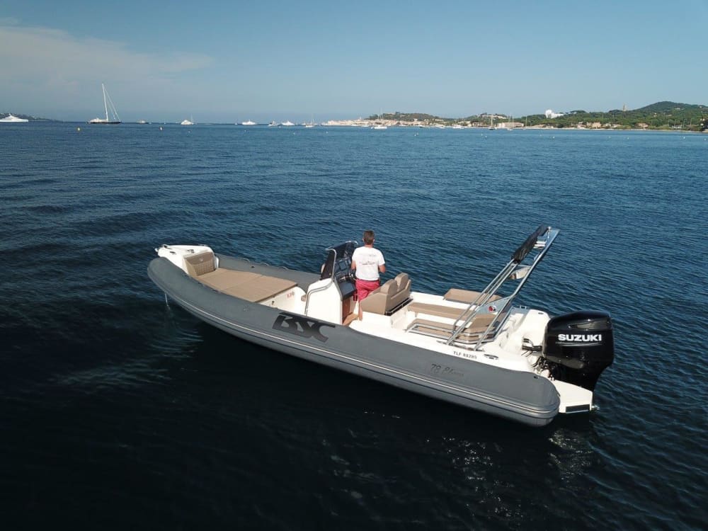 Votre bateau à moteur privé pour une journée autour de Cogolin