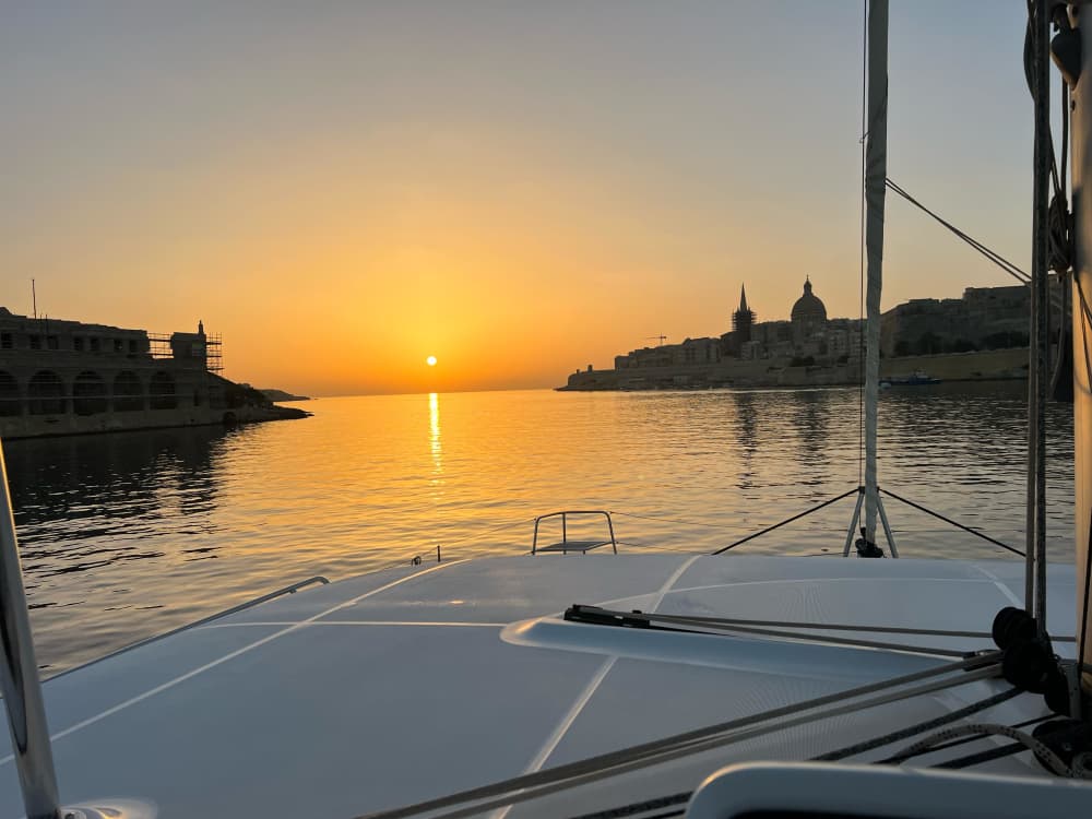 Croisière en catamaran au coucher du soleil : vues imprenables sur la baie de Saint-Paul, La Valette et les Trois Cités 2