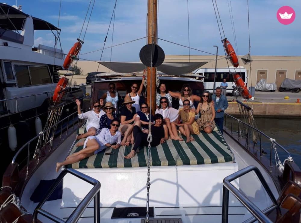 Escapade en mer Égée : découvrez des baies isolées lors d'une croisière d'une demi-journée