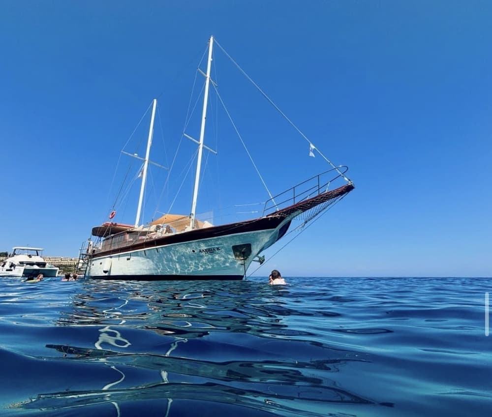 Une escapade légendaire : 2 h 15 autour de Rhodes en goélette 3