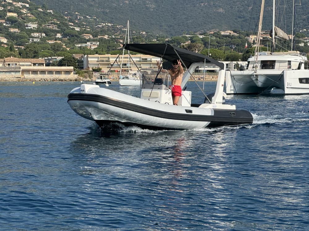Explorez Cavalaire-sur-Mer en bateau: une journée complète sur l'eau à bord d'un bateau à moteur