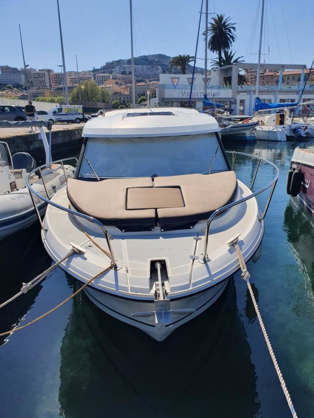 Découvrez Ajaccio: une journée ensoleillée en bateau à moteur 3