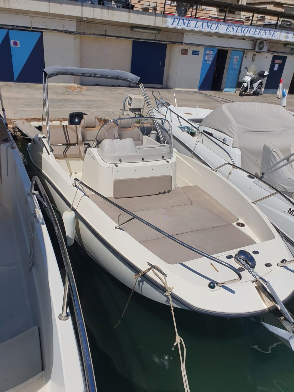 Découvrez Marseille comme jamais auparavant à bord d'un bateau à moteur 2
