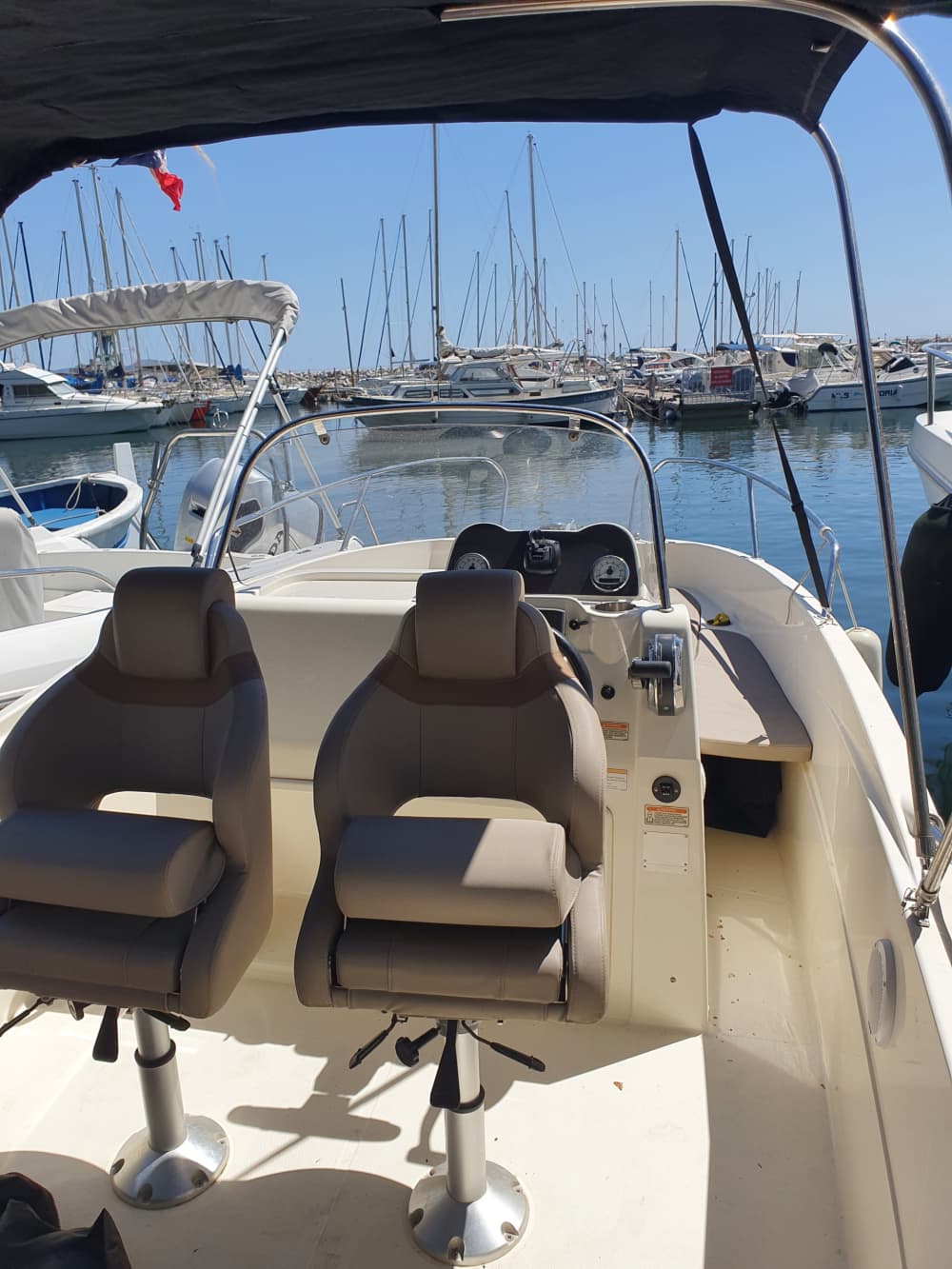 Découvrez Marseille comme jamais auparavant à bord d'un bateau à moteur 4