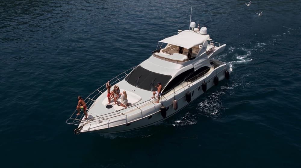 Mer, amour et soleil: une journée riche en émotions à bord d'un bateau à moteur
