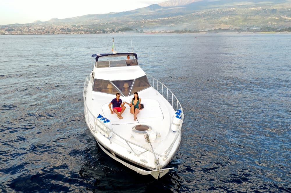 Découvrez Giardini Naxos en bateau à moteur pendant 8 heures 5