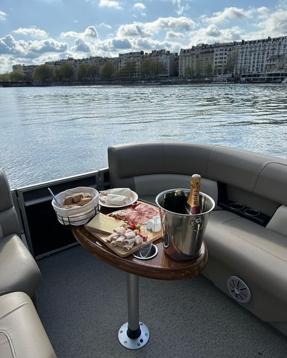 Une croisière privée sur la Seine pour un anniversaire inoubliable - 2h