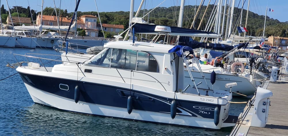 Découvrez Hyères lors d'une excursion d'une journée en bateau à moteur. 2