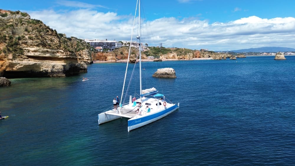 Découvrez la côte de l'Algarve lors d'une excursion quotidienne en catamaran (jusqu'à 18 personnes).