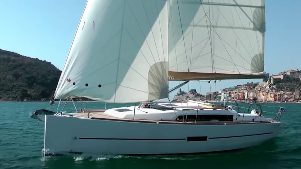 Le rythme de Port Grimaud: des moments inoubliables à bord d'un voilier