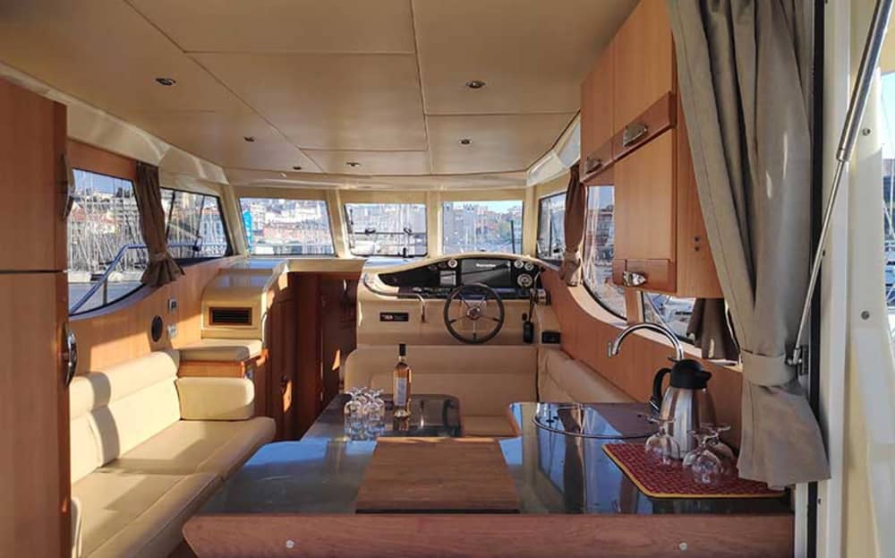 Les Calanques tout en douceur: demi-journée à bord d'un bateau hybride électrique 4