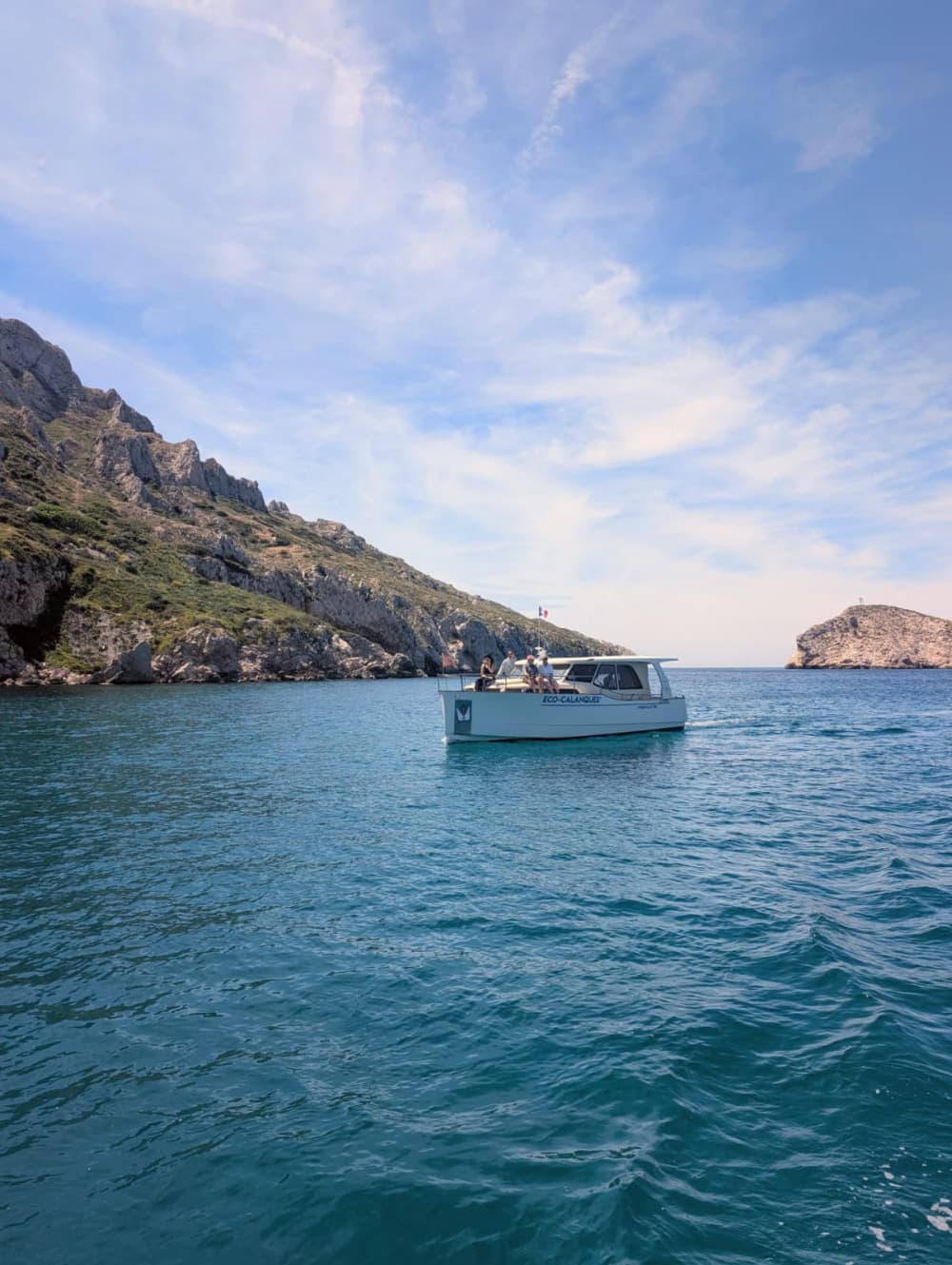 Les Calanques tout en douceur: demi-journée à bord d'un bateau hybride électrique 3