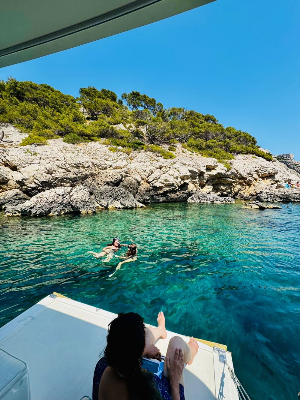 Les Calanques tout en douceur: demi-journée à bord d'un bateau hybride électrique 2