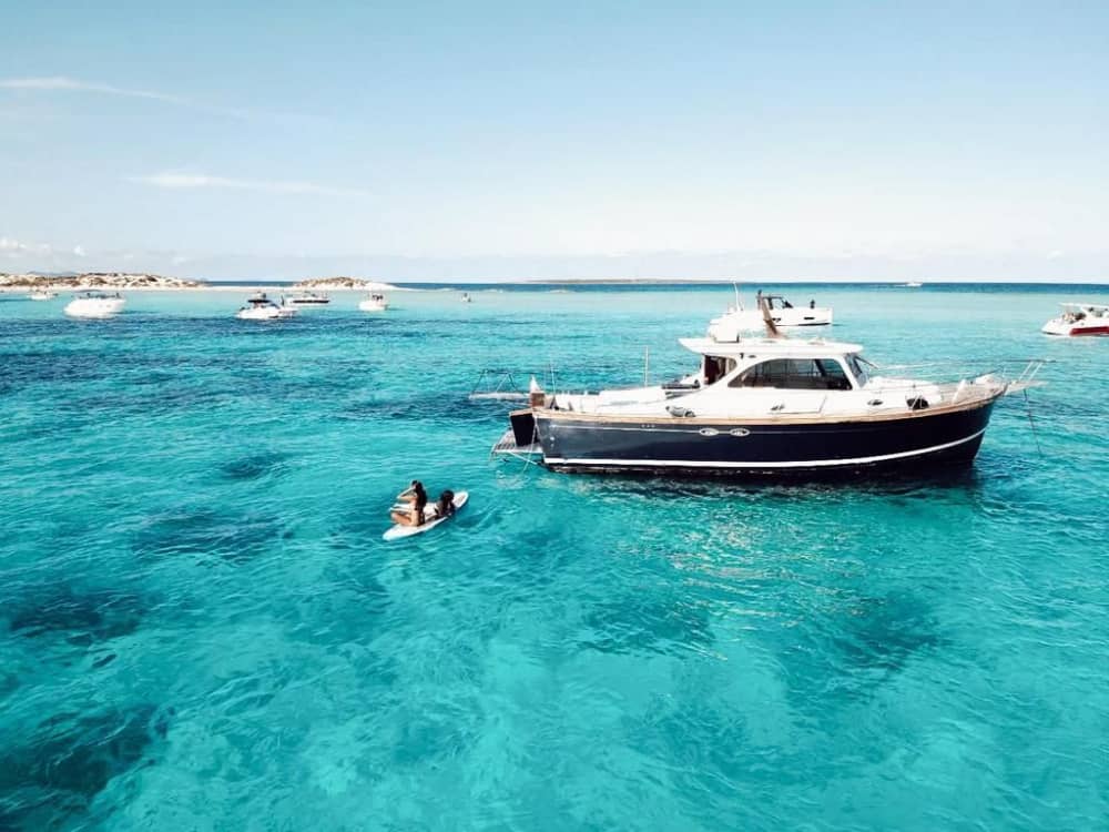 Découvrez Ibiza et Formentera en famille à bord d'un bateau classique: l'Austin Parker Lobster 42. 5