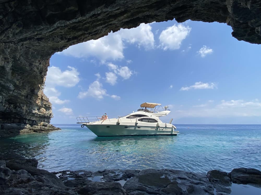 Blanc, bleu et divin: une journée complète sur un yacht à moteur 6