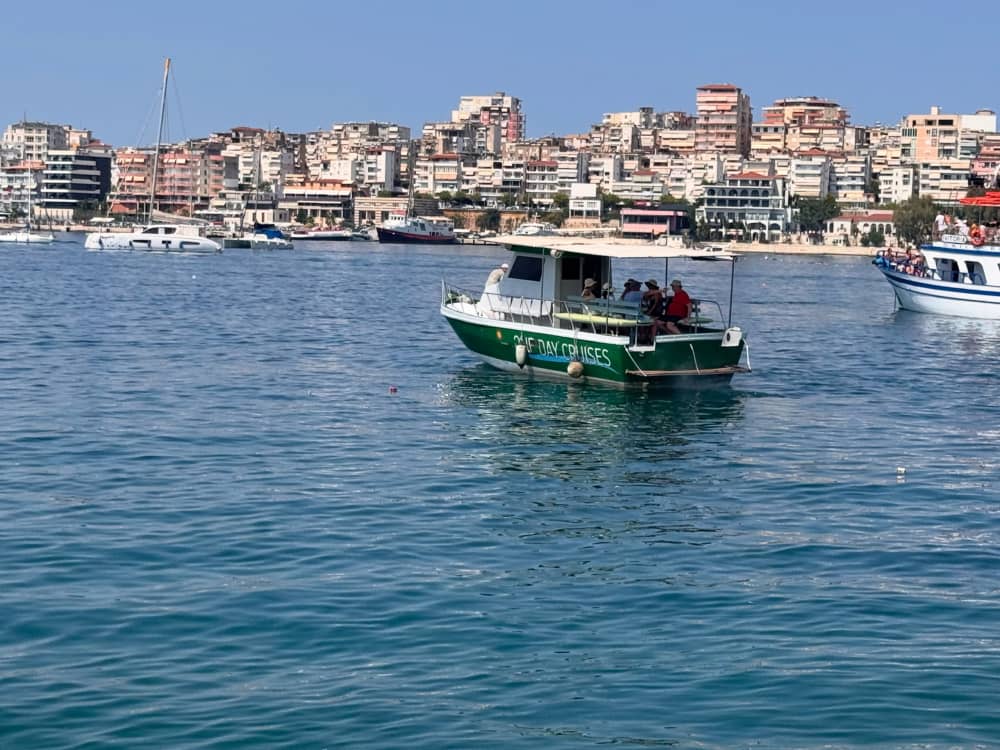 Découverte de Sarandë en demi-journée : Votre courte escapade en bateau à moteur 2