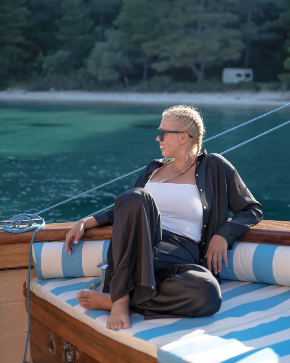 Croisière privée d'une journée en bateau à moteur en bois. 5