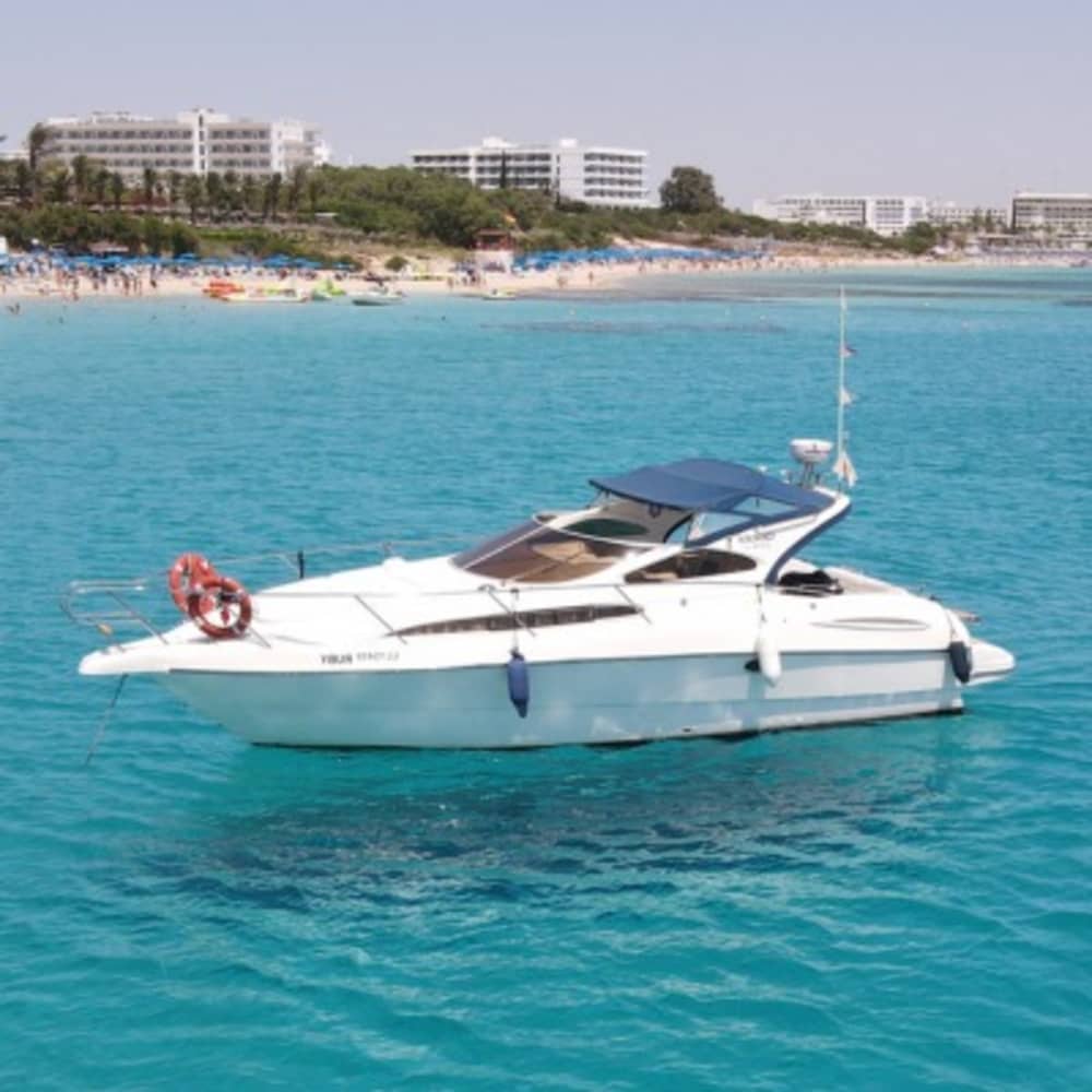 Excursion en bateau à moteur d'une demi-journée à Ayia Napa 2