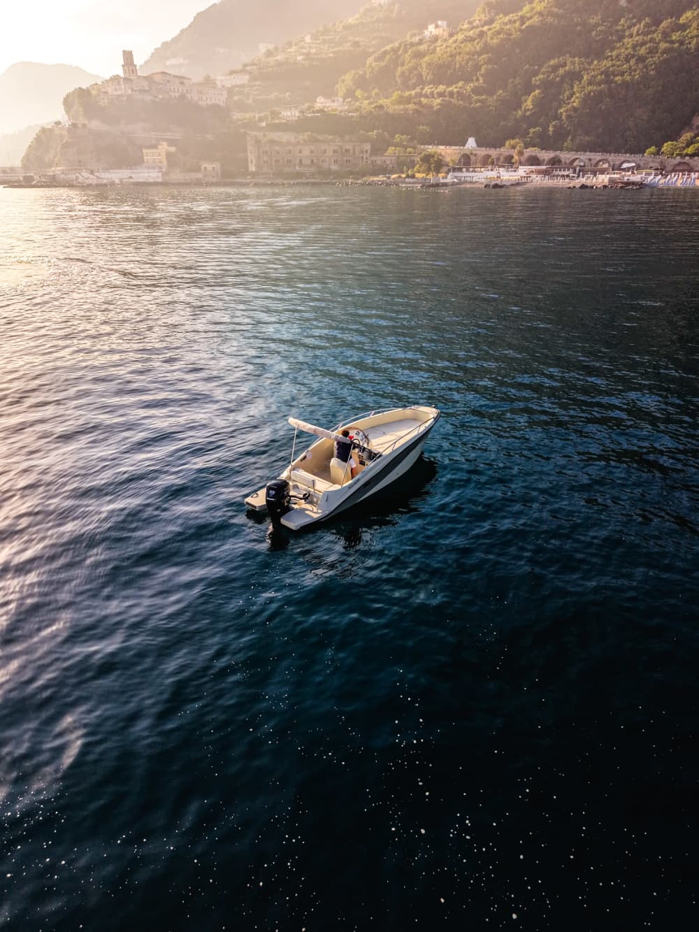 Choisissez votre excursion idéale entre Capri et Amalfi! Bateau privé personnalisable avec embarquement pratique depuis Naples, Sorrente, Positano ou Amalfi.